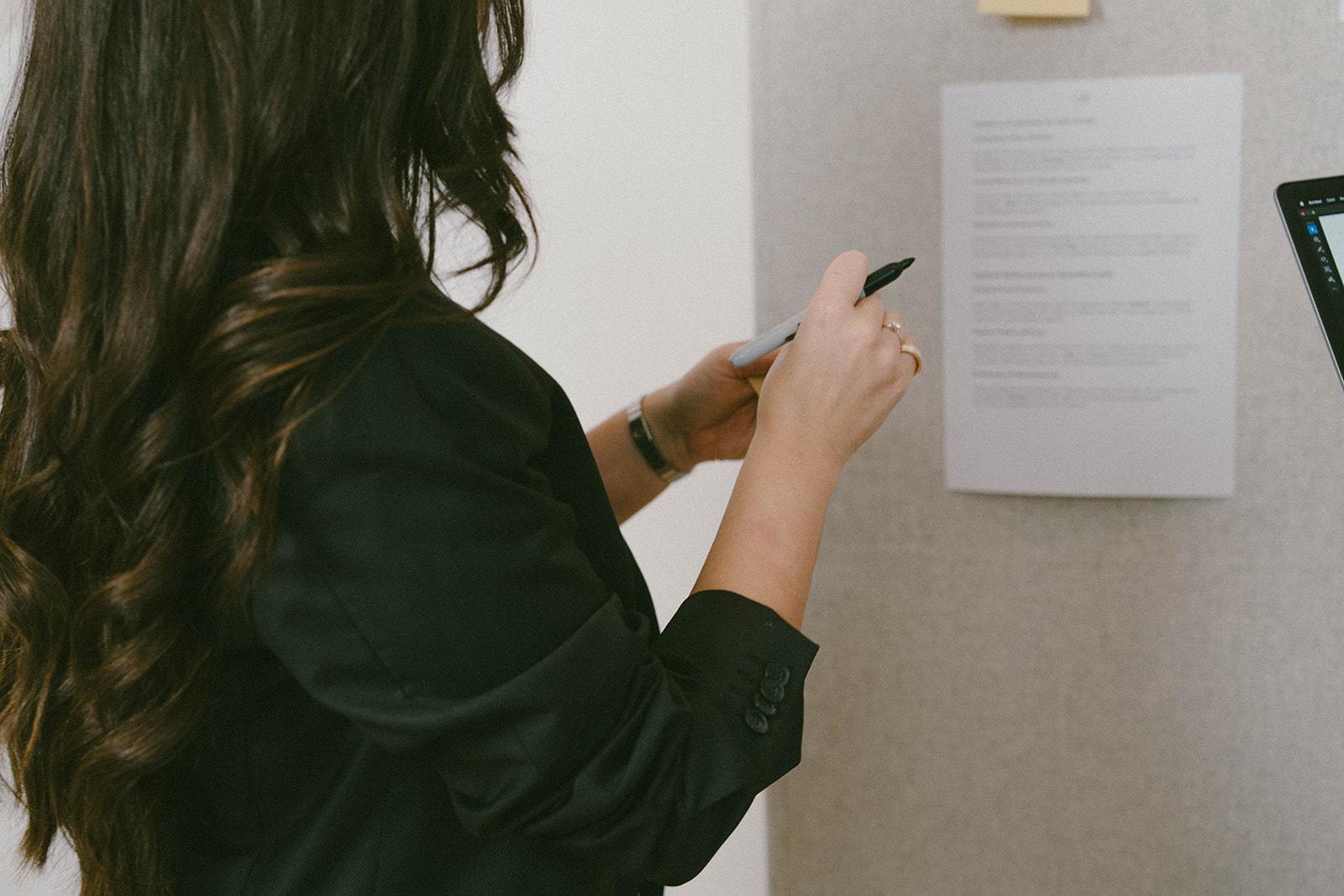 Melike Su-Mesin ordnet Notizen an der Strategiewand