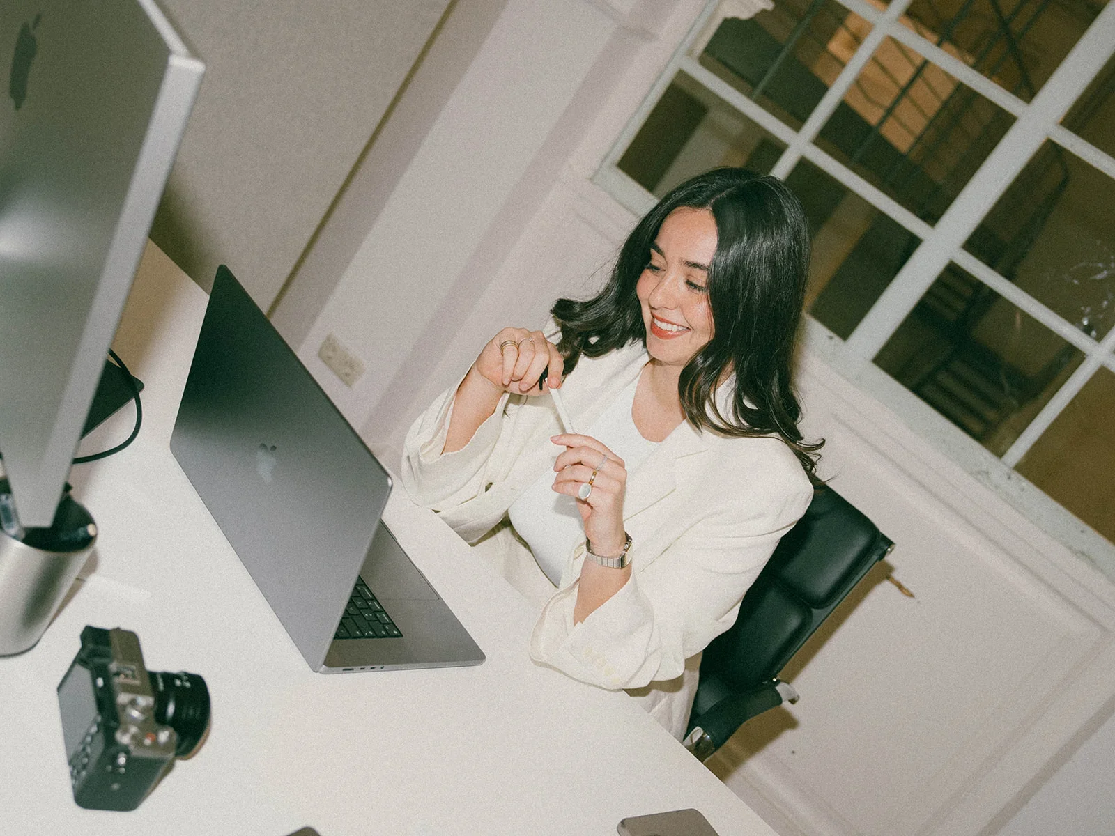 Strategie-Workshop Branding — Melike Su-Mesin am Laptop im Impact One Office
