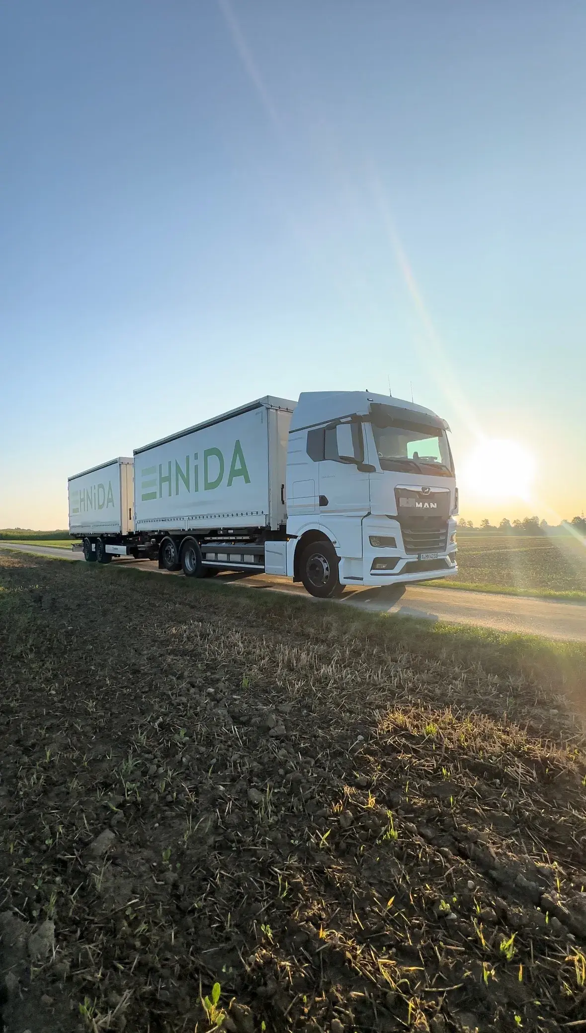 HNiDA Logistik — LKW im Sonnenuntergang